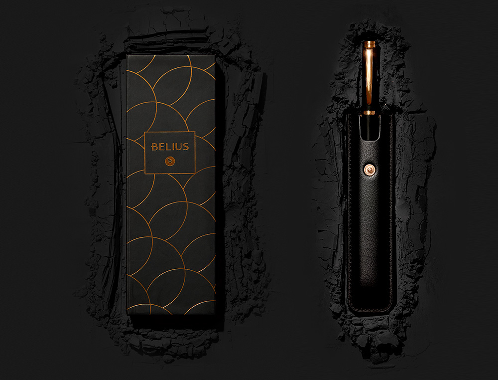 BOLIGRAFO Y ESTUCHE BELIUS PASSION DOR ALUMINIO TEXTURA CEPILLADA COLOR NEGRO Y DORADO TINTA AZUL CAJA DISEÑO