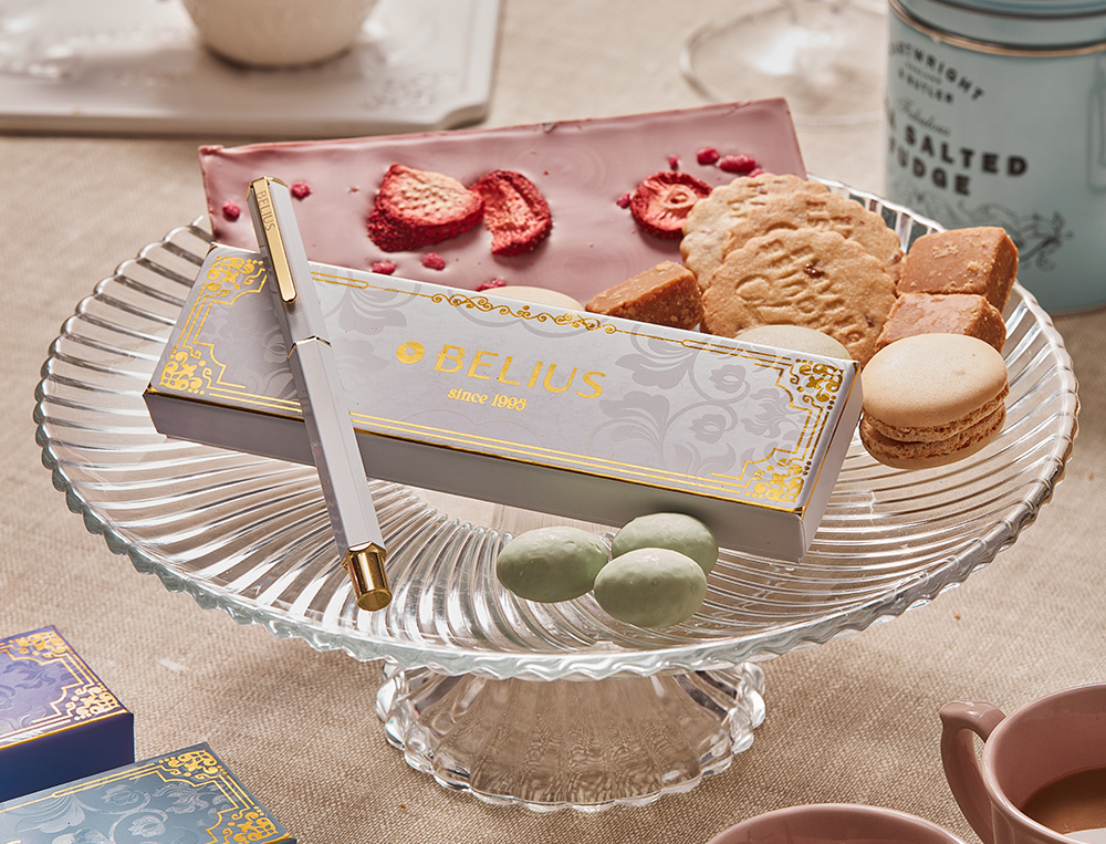 BOLIGRAFO BELIUS MACARON BLISS FORMA HEXAGONAL COLOR BLANCO Y DORADO TINTA AZUL CAJA DE DISEÑO