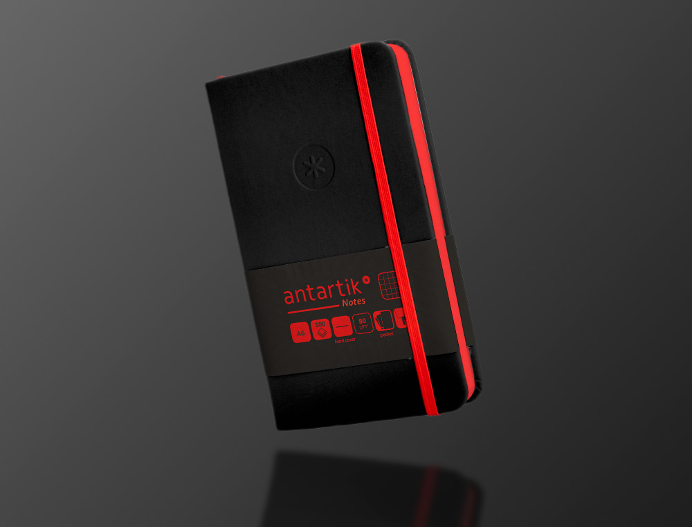 CUADERNO CON GOMILLA ANTARTIK NOTES TAPA DURA A6 HOJAS CUADRICULA NEGRO Y ROJO 100 HOJAS 80 GR FSC