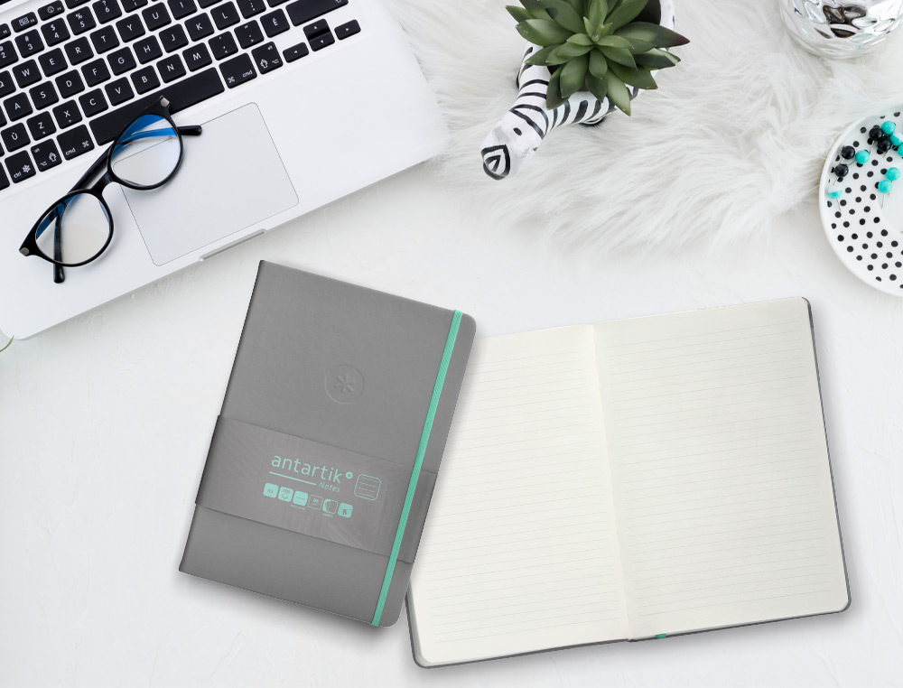 CUADERNO CON GOMILLA ANTARTIK NOTES TAPA DURA A5 HOJAS RAYAS GRIS Y TURQUESA 100 HOJAS 80 GR FSC