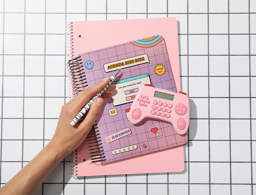 AGENDA ESCOLAR LIDERPAPEL 25-26 ESPIRAL PIXEL MORADO DIA PAGINA A5 BILINGE PAPEL FSC 80 GR